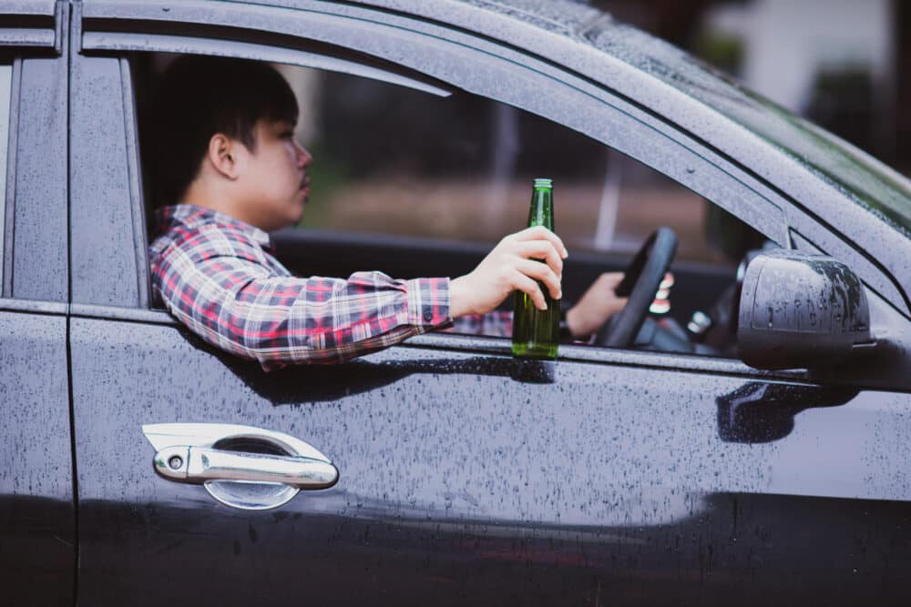 conducteur avec une bouteile de bière