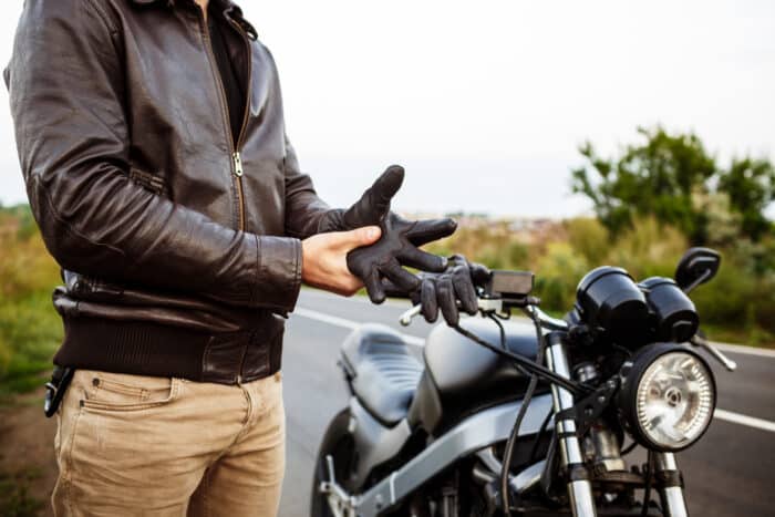 moto avec le conducteur qui met son gant